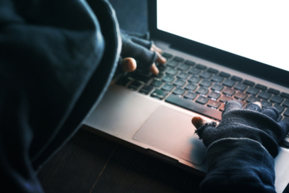 imagem que ilustra um hacker planejando um ataque de engenharia social
