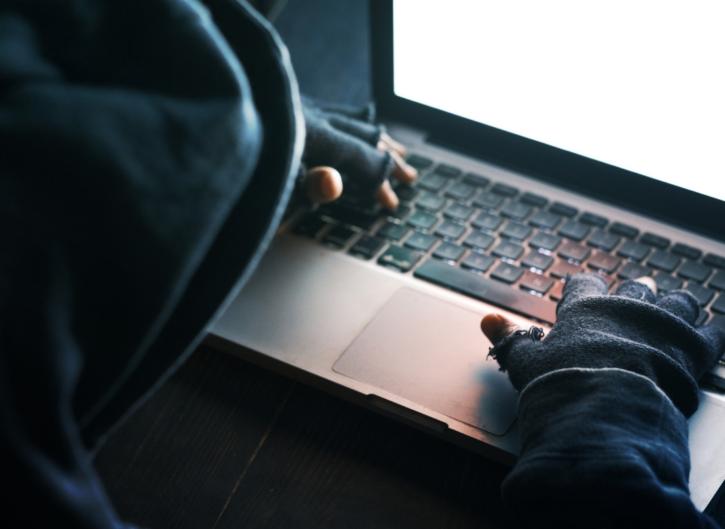 imagem que ilustra um hacker planejando um ataque de engenharia social